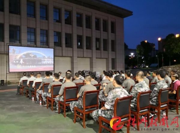 “国防万映”首映观影昨晚在株洲军分区举行